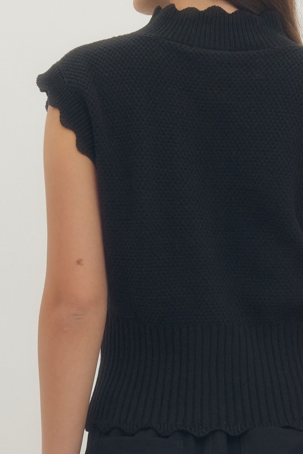 Entro - Scallop Trim Ribbed Waist Top / BLACK