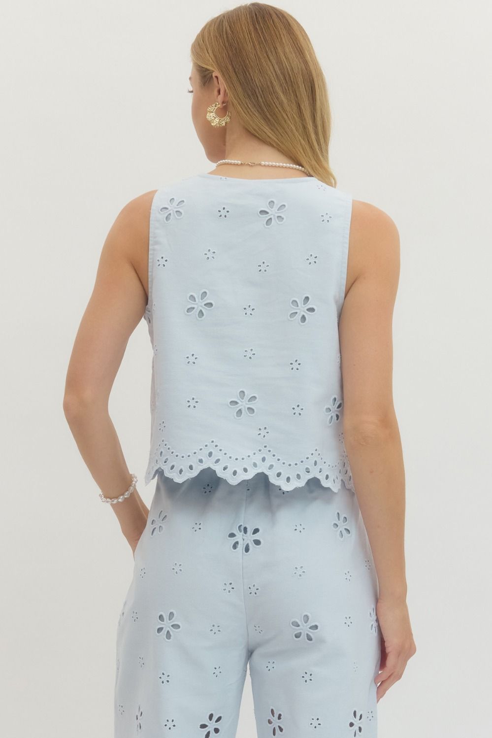 Entro Eyelet embroidered sleeveless crop top / LIGHT BLUE