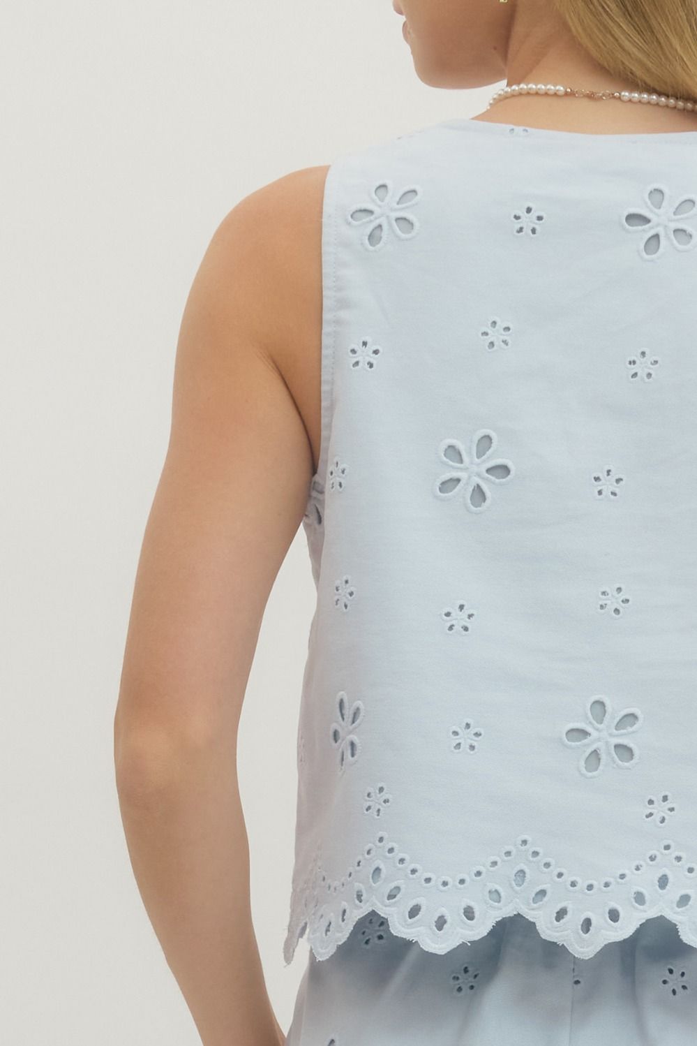 Entro Eyelet embroidered sleeveless crop top / LIGHT BLUE
